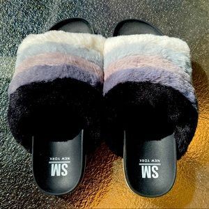 Neutral fluffy slippers